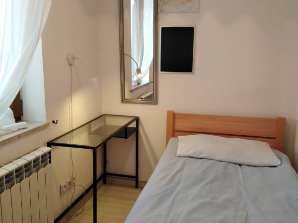 pokój 1 os. na parterze z dużą przeszkloną witryną.