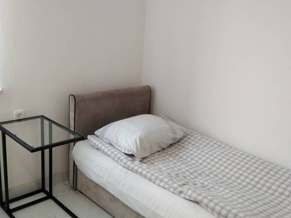 Pokój 3 os. z tv Netflix. Widok na ogród.