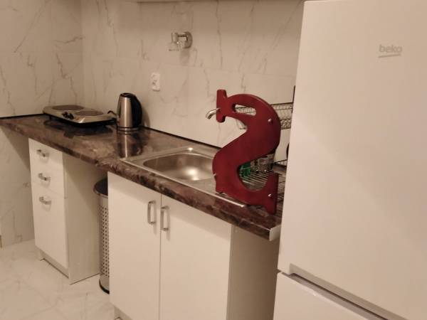 Wyposażona kuchnia z balkonem.