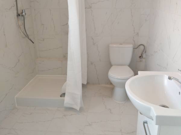 Przestronna łazienka z oknem na piętrze 