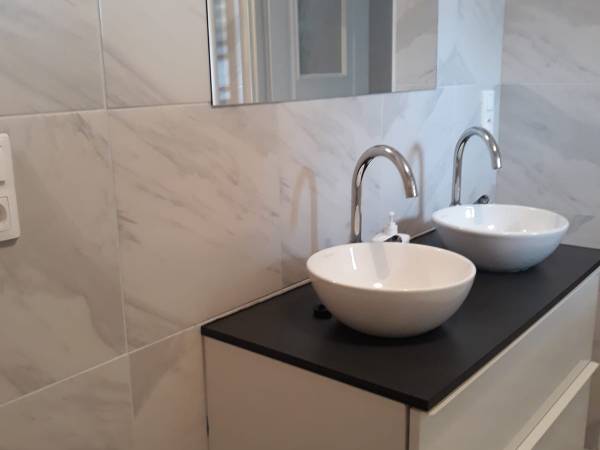 Przestronna łazienka z WC na parterze z prysznicem