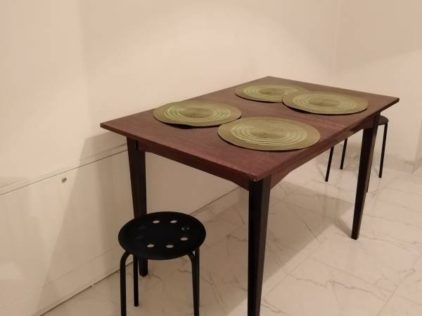 Rozsuwany stół na 6 osób w kuchni z balkonem na piętrze 