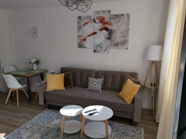 rozkładana sofa i kącik jadalny