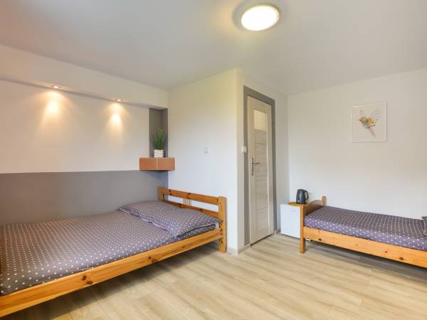 Pokój 3 osobowy z łazienką, niezależnym wejściem i tarasem.