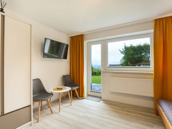 Pokój 3 osobowy z łazienką, niezależnym wejściem i tarasem.