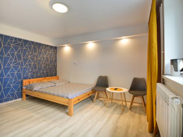 Pokój 2 osobowy z łazienką, niezależnym wejściem i tarasem.