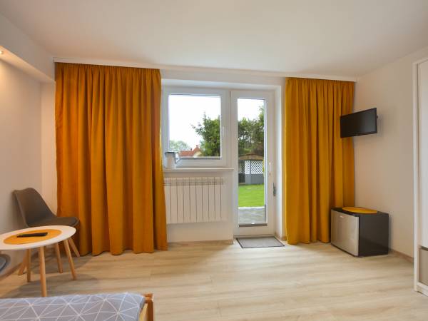 Pokój 2 osobowy z łazienką, niezależnym wejściem i tarasem.