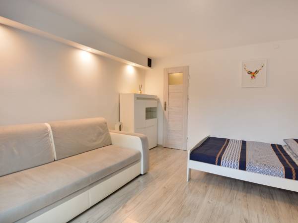 Pokój 4 osobowy z łazienką i niezależnym wejściem.