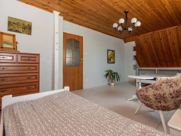 duży pokój na piętrze