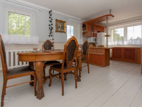 widok z salonu na kuchnię i jadalnię