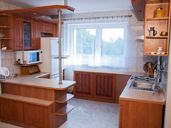 widok z jadalni na kuchnię