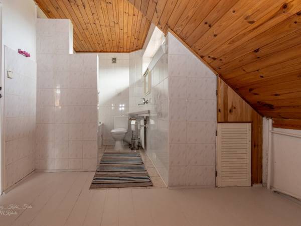 łazienka z wanną i garderobą na piętrze