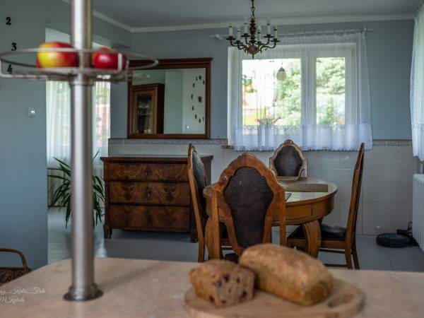 widok z kuchni na jadalnię