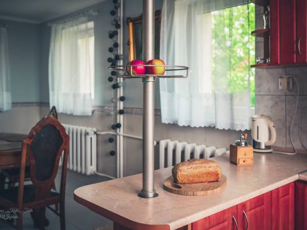 widok z kuchni na jadalnię