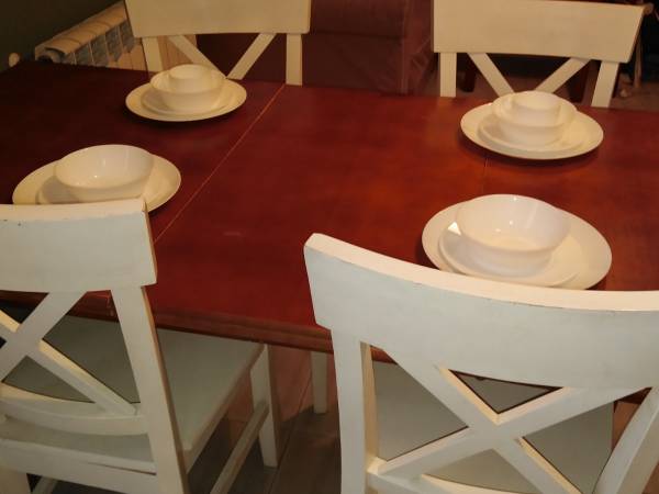 Rozsuwany stół w kuchni obok aneks wypoczynkowy