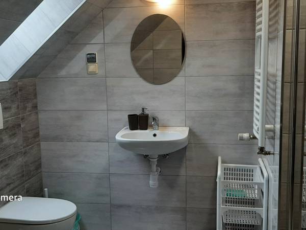 Łazienka przy pokoju 2-osobowym