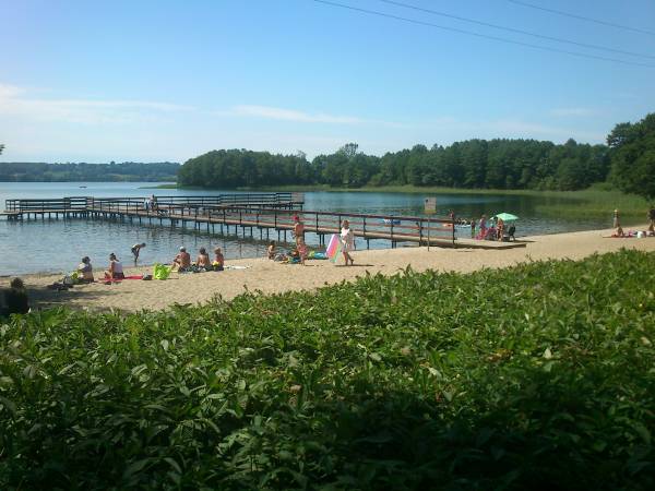 plaża z wypożyczalnią sprzętu wodnego