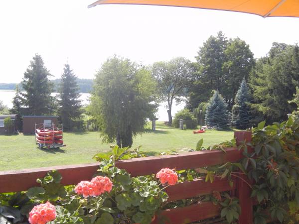 widok z tarasu na jezioro