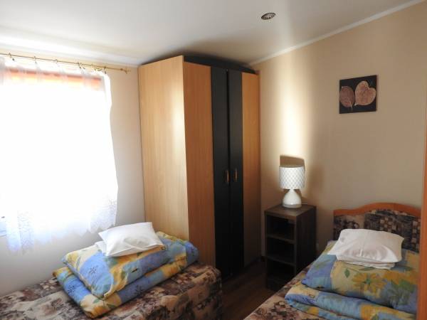 jedna z sypialni w domku nr 7