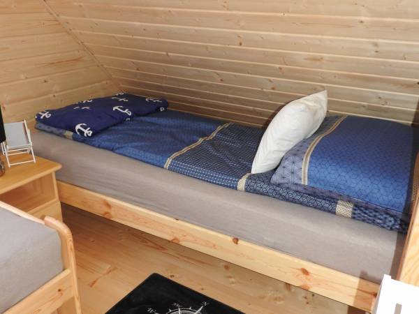 sypialnia z pojedynczymi łóżkami