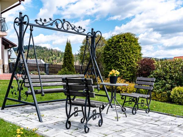 ogrod z przodu budynku