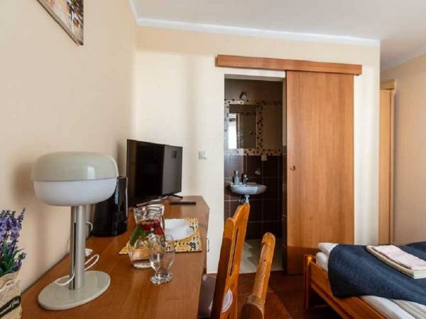 pokój bałtycki 2 osobowy, parter, wejście z tarasu i taras. Pokój numer 4.