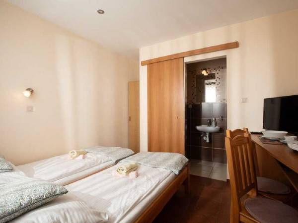 pokój bałtycki 2 osobowy, parter, wejście z tarasu i taras. Pokój numer 3