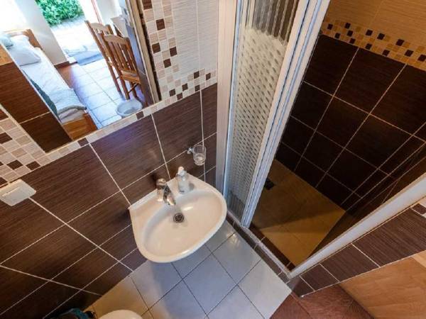 pokój bałtycki 2 osobowy, parter, wejście z tarasu i taras. Pokój numer 3