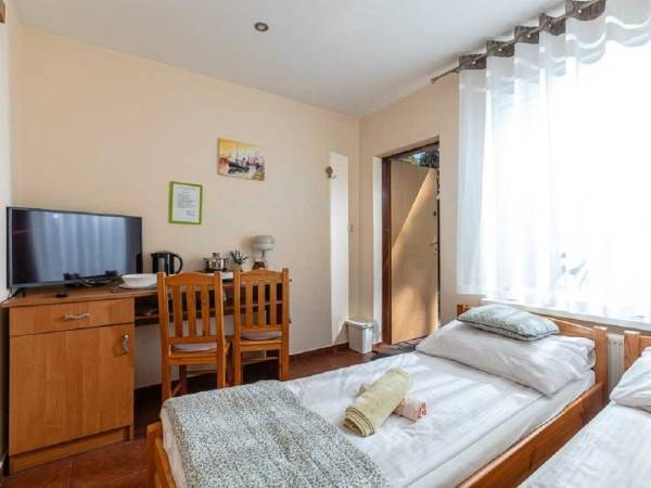 pokój bałtycki 2 osobowy, parter, wejście z tarasu i taras. Pokój numer 3