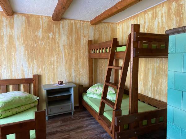 Sypialnia z łóżkiem piętrowym i pojedynczym