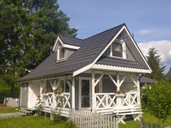 Drewniane domki nad Jeziorem Białym w Okunince