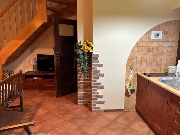 Pokój dzienny- domek z trzema sypialniami: pokój z aneksem na parterze.