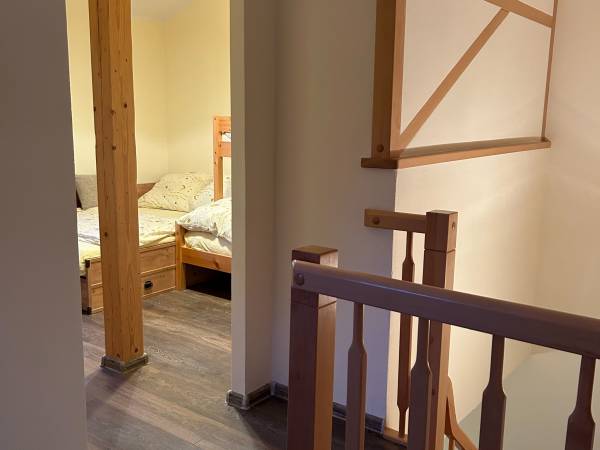 Domek z trzema sypialniami i dwiema łazienkami: klatka schodowa.