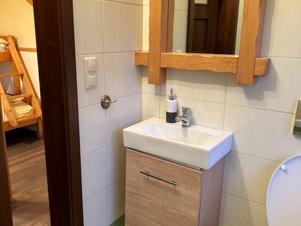 Domek z trzema sypialniami i dwiema łazienkami: łazienka na piętrze.