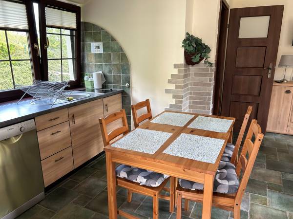 Apartament: pokój z aneksem i łazienką.