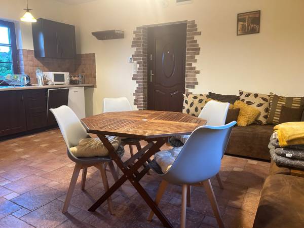 Pokój dzienny z aneksem- domek z dwiema sypialniami: pokój z aneksem.