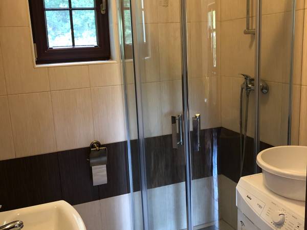 Łazienka- domek z dwiema sypialniami.