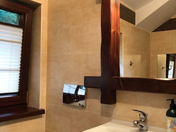 Łazienka na piętrze- domek z jedną sypialnią i dwiema łazienkami: łazienka na piętrze.