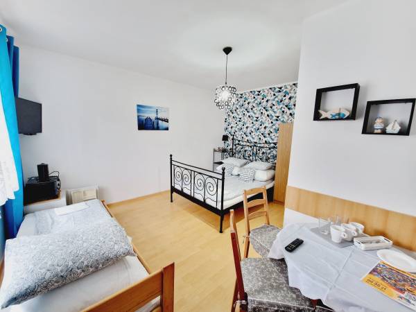 Pokój 3 osobowy pawilon z łazienką tv lodówką oraz mikrofala