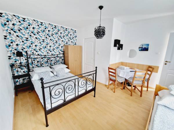 Pokój 3 osobowy pawilon z łazienką tv lodówką oraz mikrofala