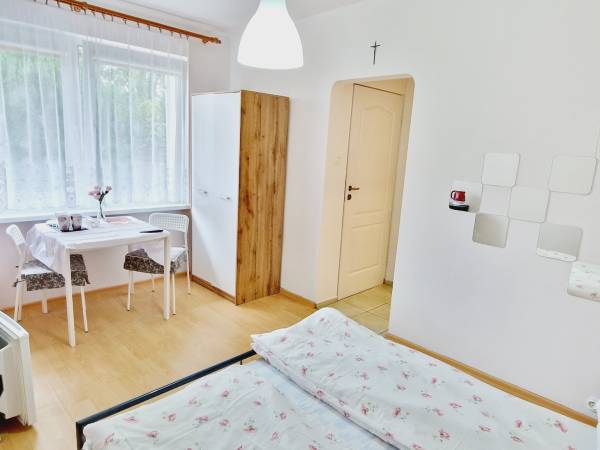 Pokój 2 osobowy pawilon z łazienką tv lodówką oraz mikrofalą