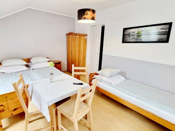 Pokój 3 osbowy złazienką tv lodówką i mikrofala