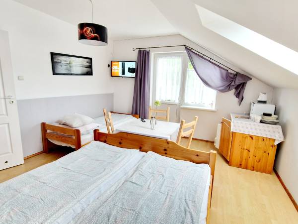 Pokój 3 osbowy złazienką tv lodówką i mikrofala