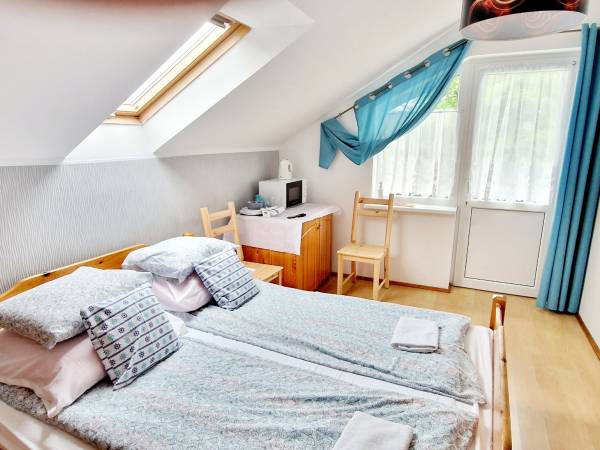 Pokój 2 osbowy złazienką tv lodówką i mikrofala