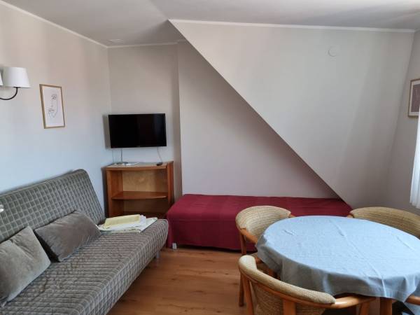 pokój nr 6 ( 3 os. + dostawka)