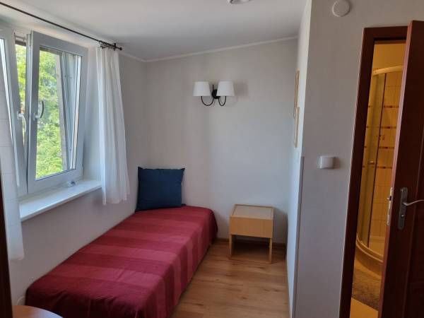 pokój nr 6 ( 3 os. + dostawka)