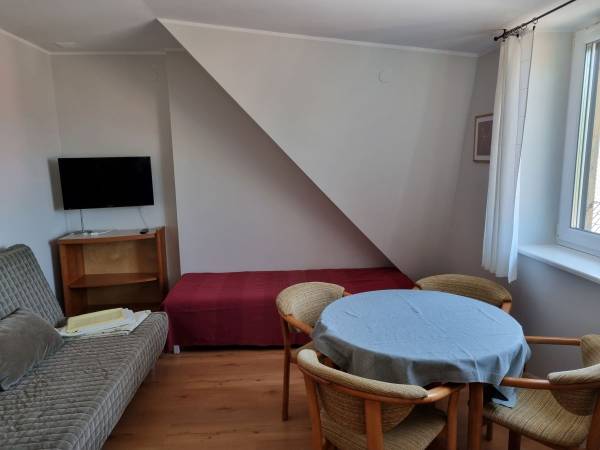 pokój nr 6 ( 3 os. + dostawka)