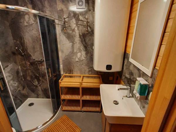 Łazienka na parterze z prysznicem