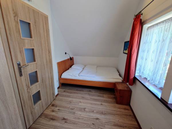 Domek czerwony sypialnia