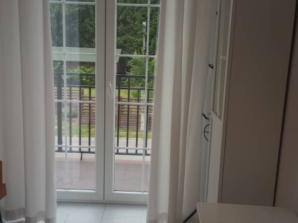 Pokój 1 os. z widokiem na zieleń, wyjściem na balkon.